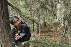Christophe Sidamon-Pesson photographiant des lichens