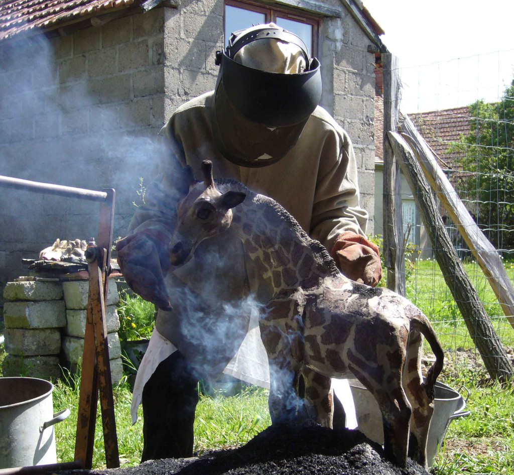 cuisson Raku, enfumage d'une girafe., tenue de rigueur!