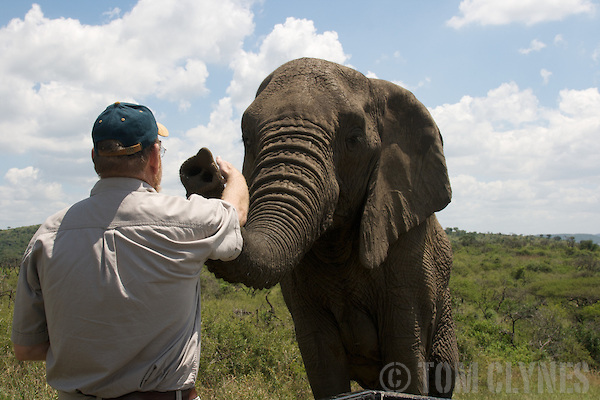  Didier van Cauwelaert, Le pouvoir des animaux (2021) - "Le mammouth et le tardigrade", Lawrence-Anthony-Elephant-Whisperer16